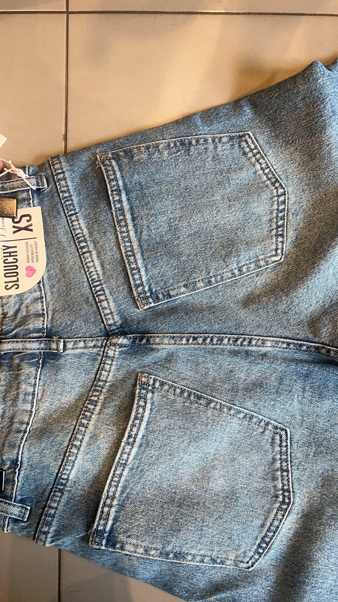 RELAXED FIT HIGH-WAIST JEANS WITH VITAGE WASH D5420