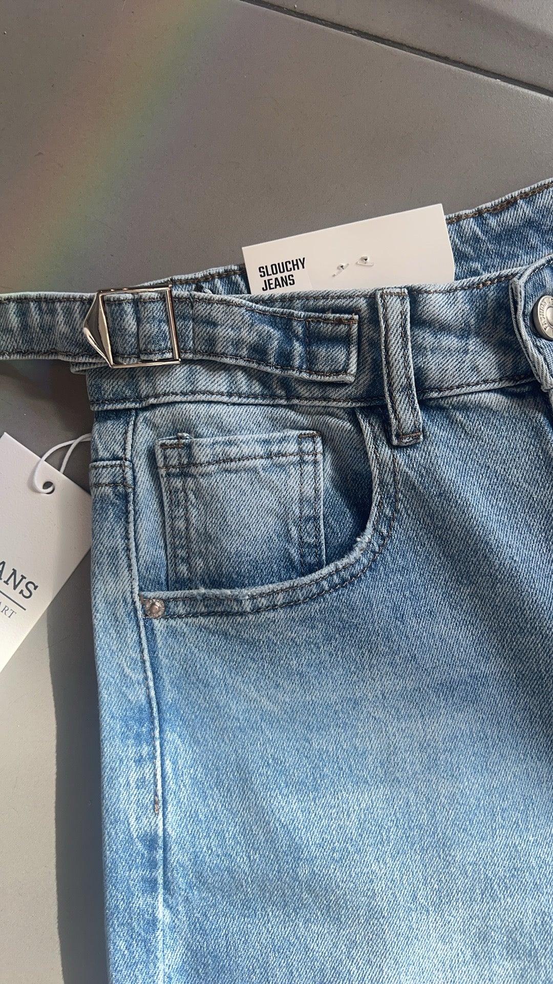 MOM FIT HIGH-WAIST JEANS D5421
